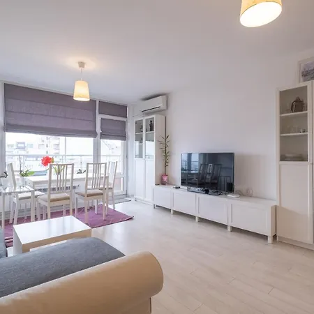 Apartment Sunny 1- Bdr In Banishora District