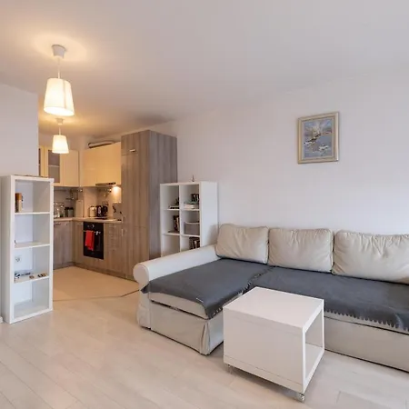 Apartment Sunny 1- Bdr In Banishora District