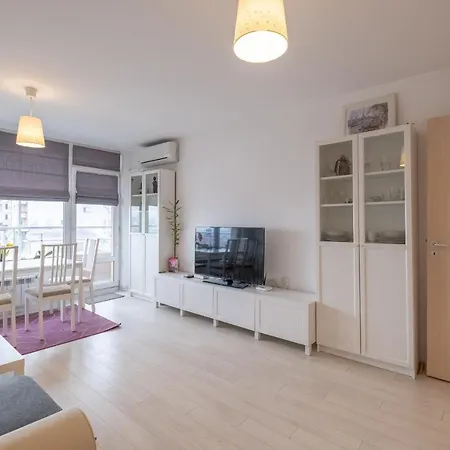 Apartment Sunny 1- Bdr In Banishora District